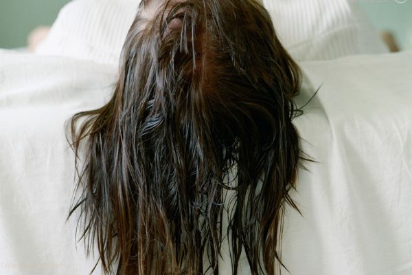 خوابیدن با موی خیس ضرر دارد؟